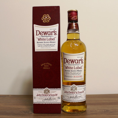Віскі Dewar's White Label від 3 років витримки 0.7 л 40% в подарунковій упаковці, 5000277001019, John Dewar & Sons